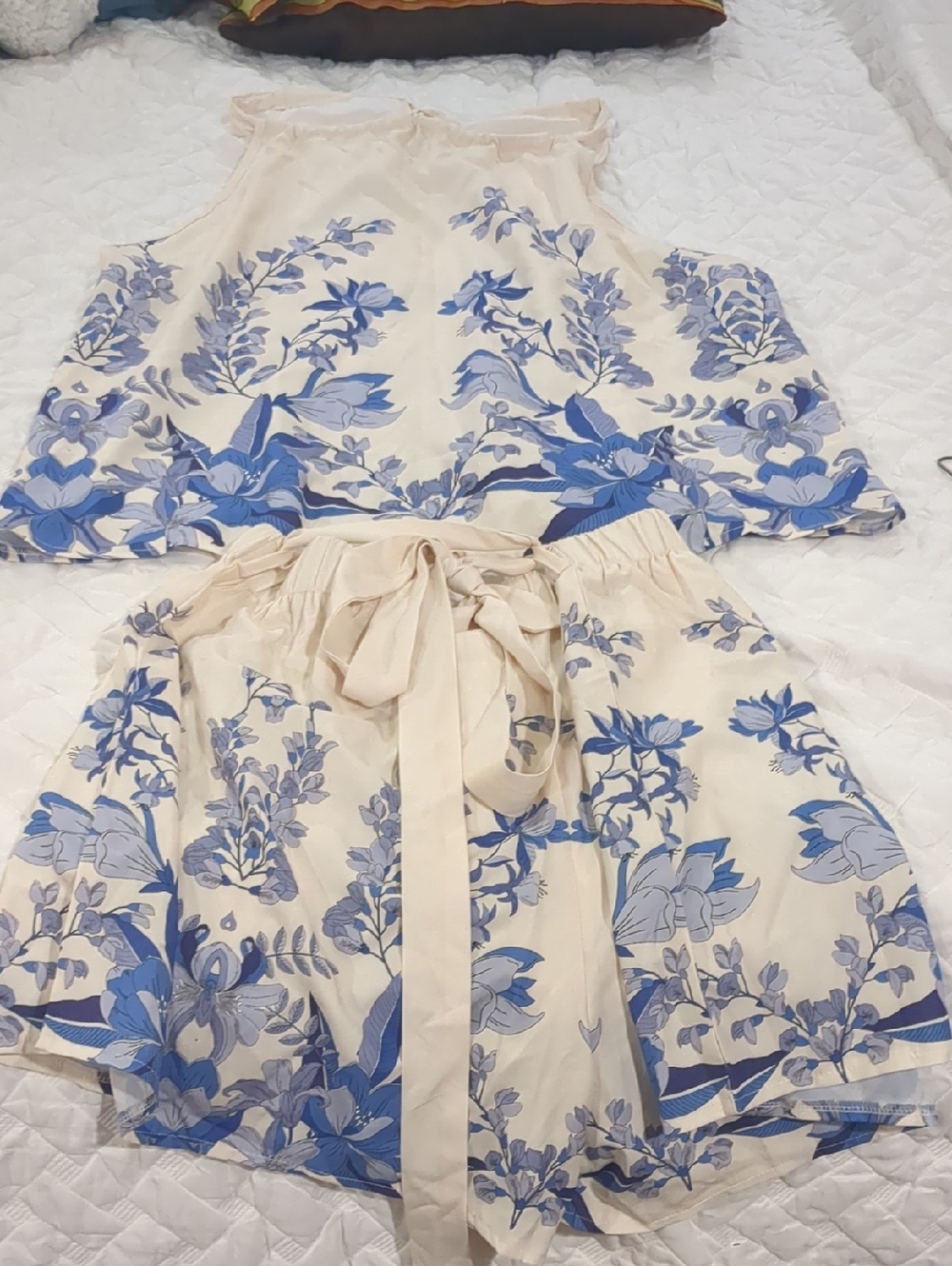SHEIN Cream and Blue Floral Women's Two-Piece Shorts Set with Tie Waist Sz 1xl
